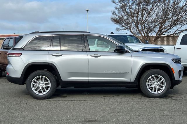 2025 Jeep Grand Cherokee Laredo X photo 3