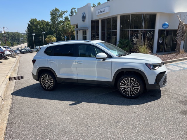 2025 Volkswagen Taos SE photo 2