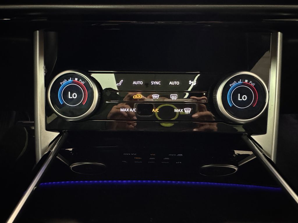 2023 Land Rover Range Rover SE photo 18
