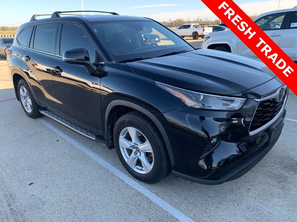 2022 Toyota Highlander LE's photo