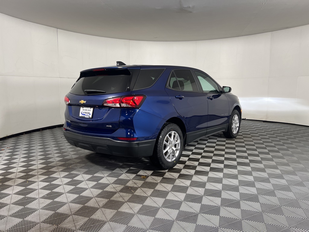 2023 Chevrolet Equinox LS photo 2