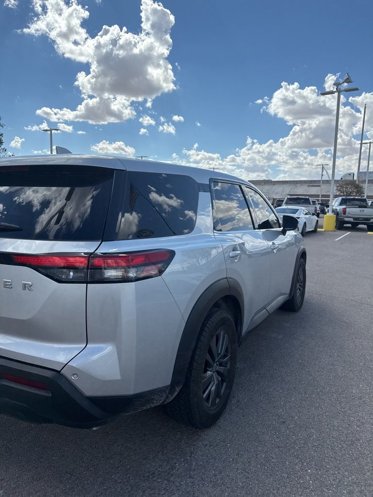 2022 Nissan Pathfinder S photo 26