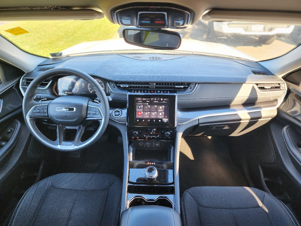 2023 Jeep Grand Cherokee Laredo photo 2