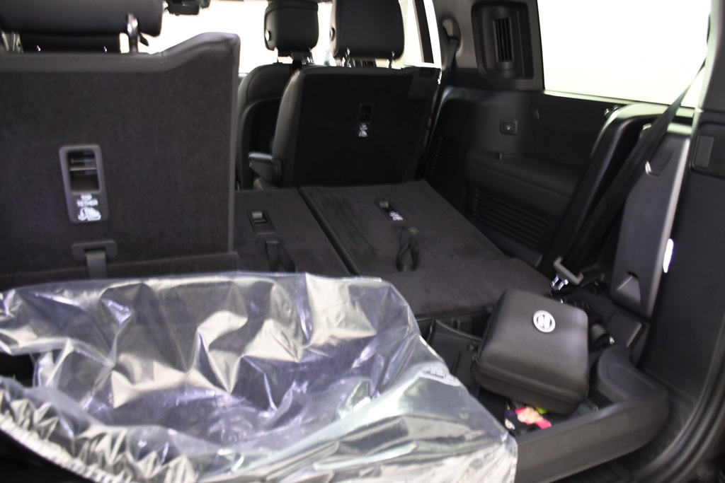 2025 Land Rover Defender 130 X-Dynamic SE photo 22