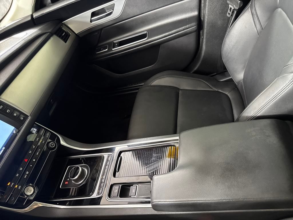 2017 Jaguar XF 35t Premium AWD photo 17