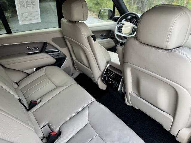 2023 Land Rover Range Rover SE photo 17
