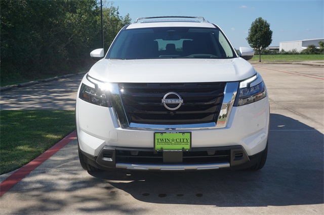 2025 Nissan Pathfinder Platinum photo 2