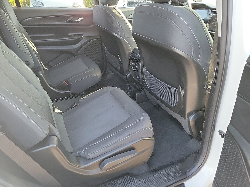 2023 Jeep Grand Cherokee Laredo photo 15
