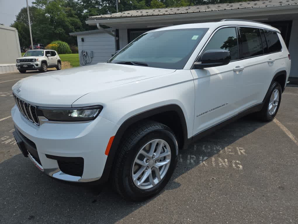 2025 Jeep Grand Cherokee Laredo X photo 2