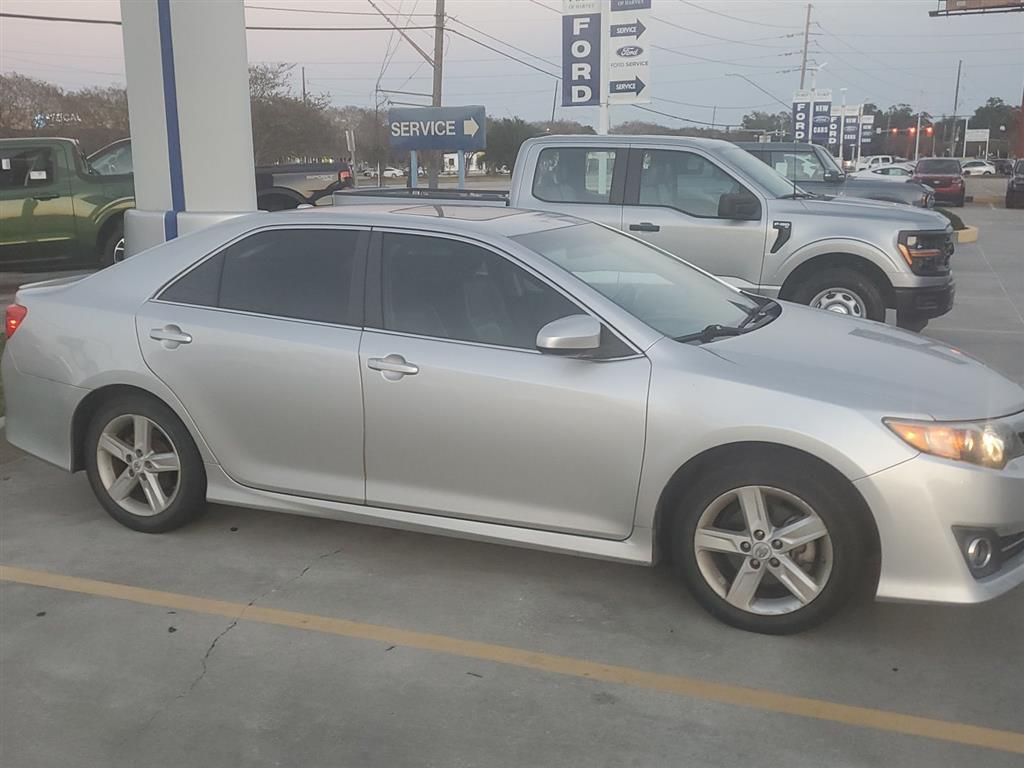 2012 Toyota Camry SE photo 4