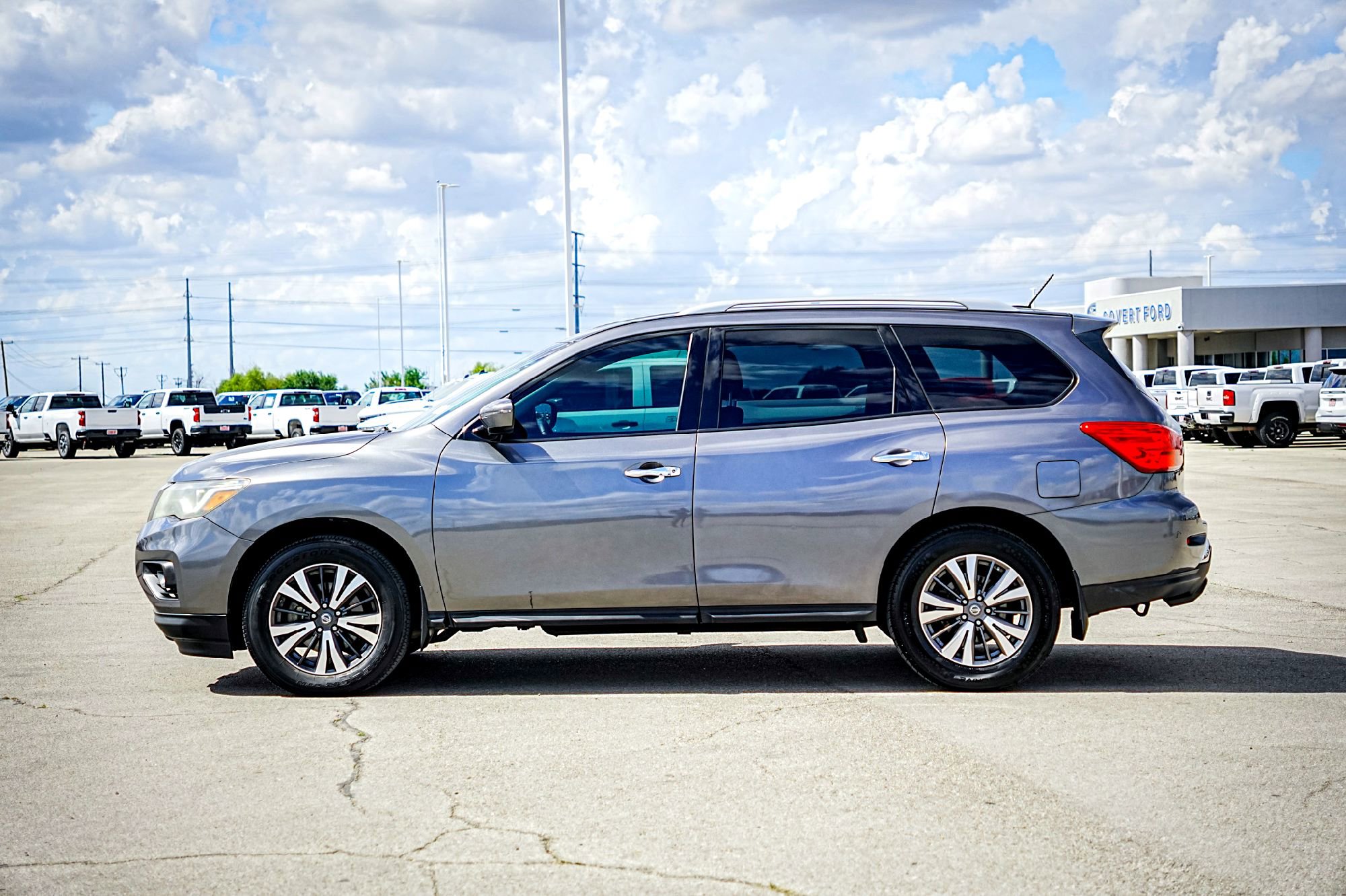 2017 Nissan Pathfinder SV photo 2