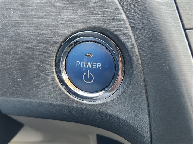 2015 Toyota Prius Four photo 18