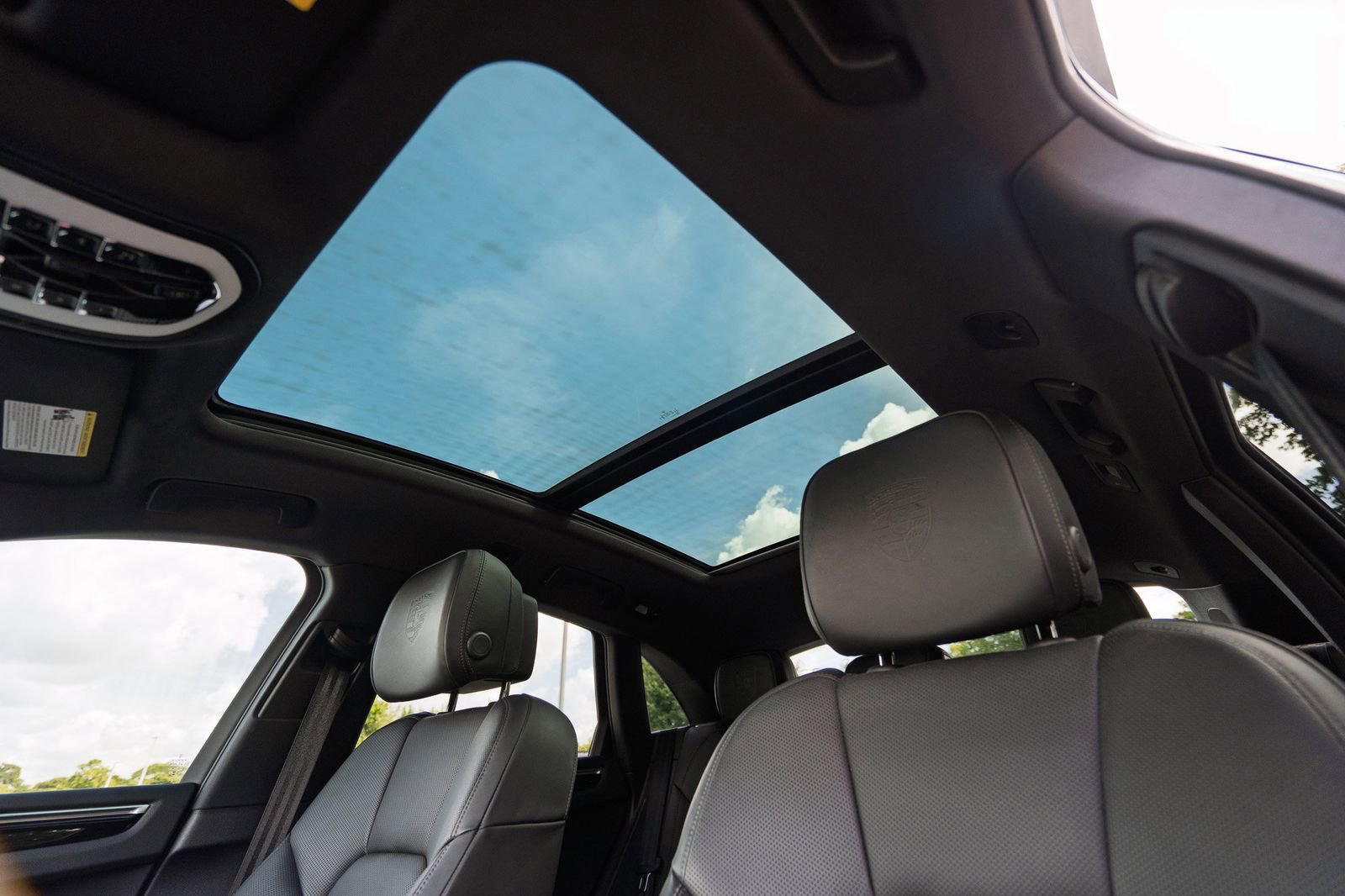 2023 Porsche Macan Base photo 26