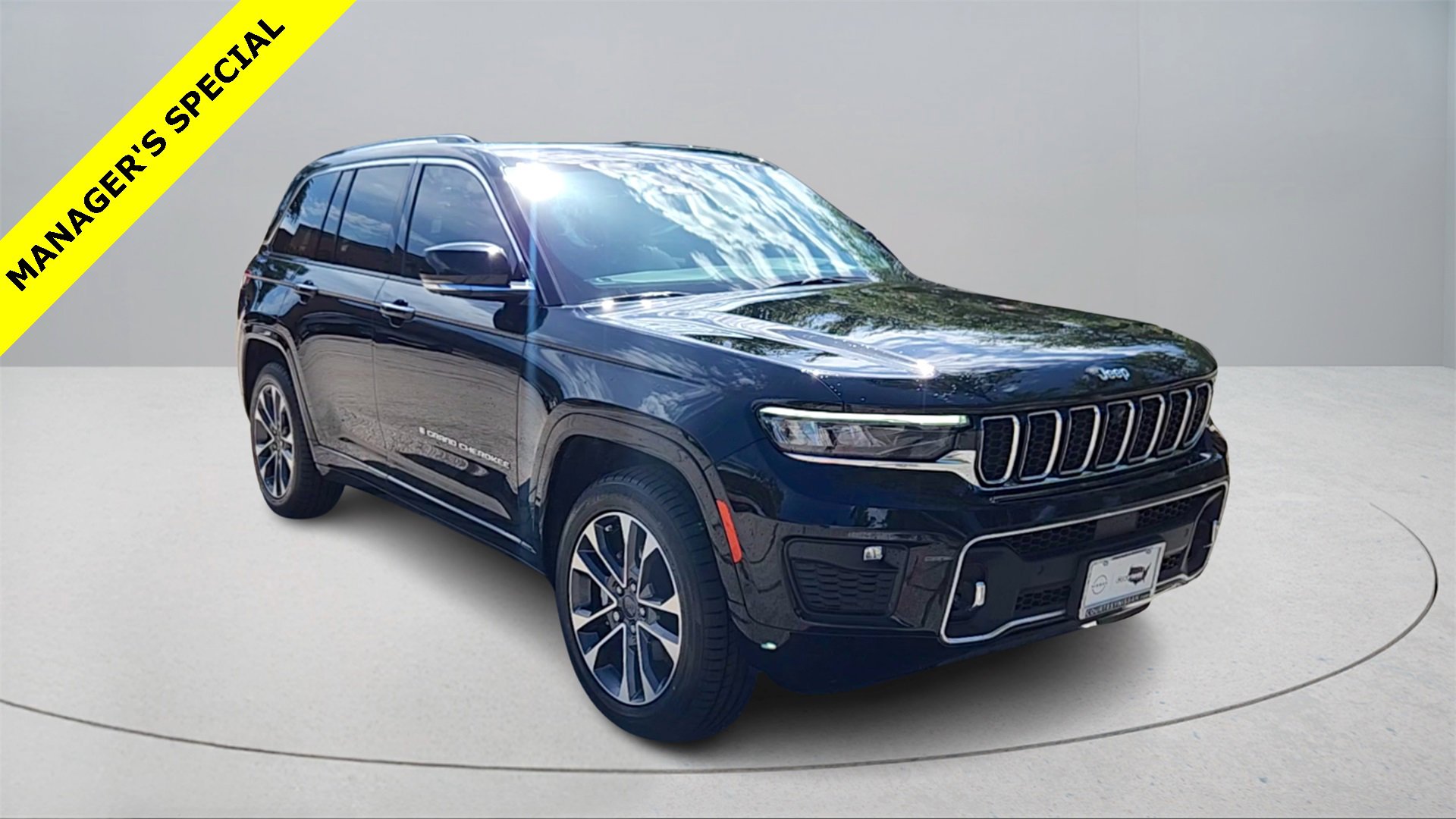 2023 Jeep Grand Cherokee Overland's photo