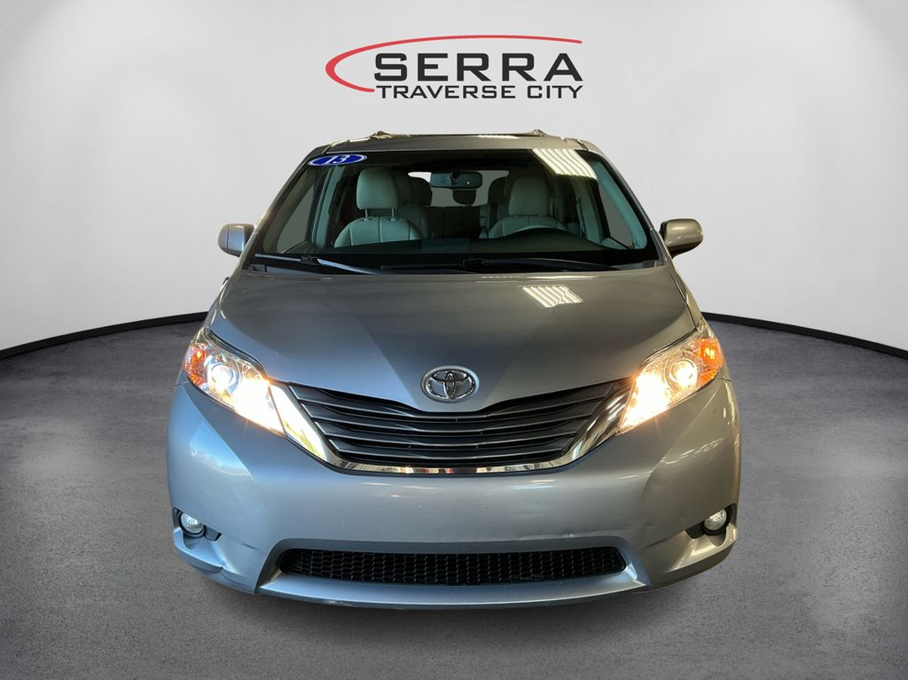 2013 Toyota Sienna XLE photo 2