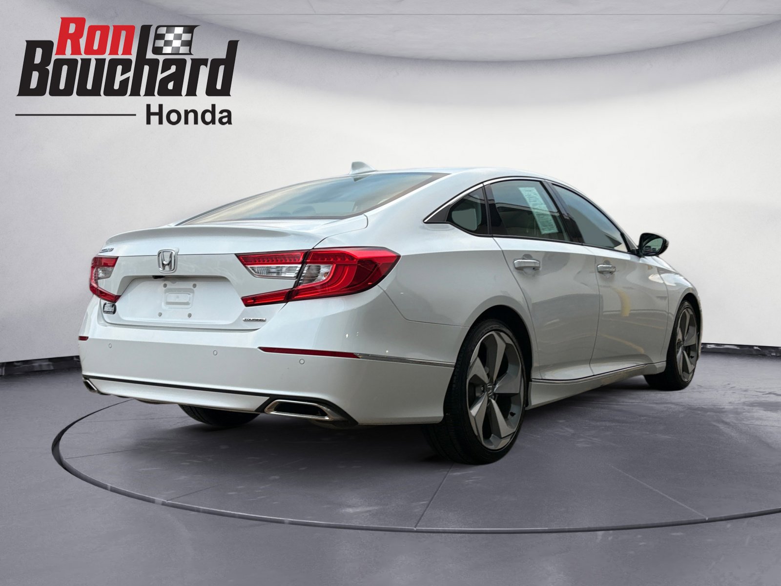 2018 Honda Accord Touring 1.5T photo 2