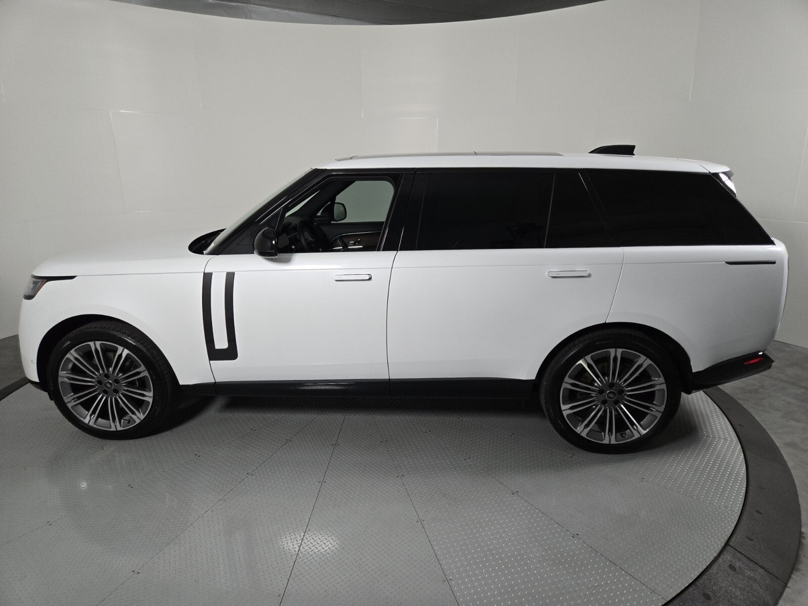 2025 Land Rover Range Rover SE photo 6