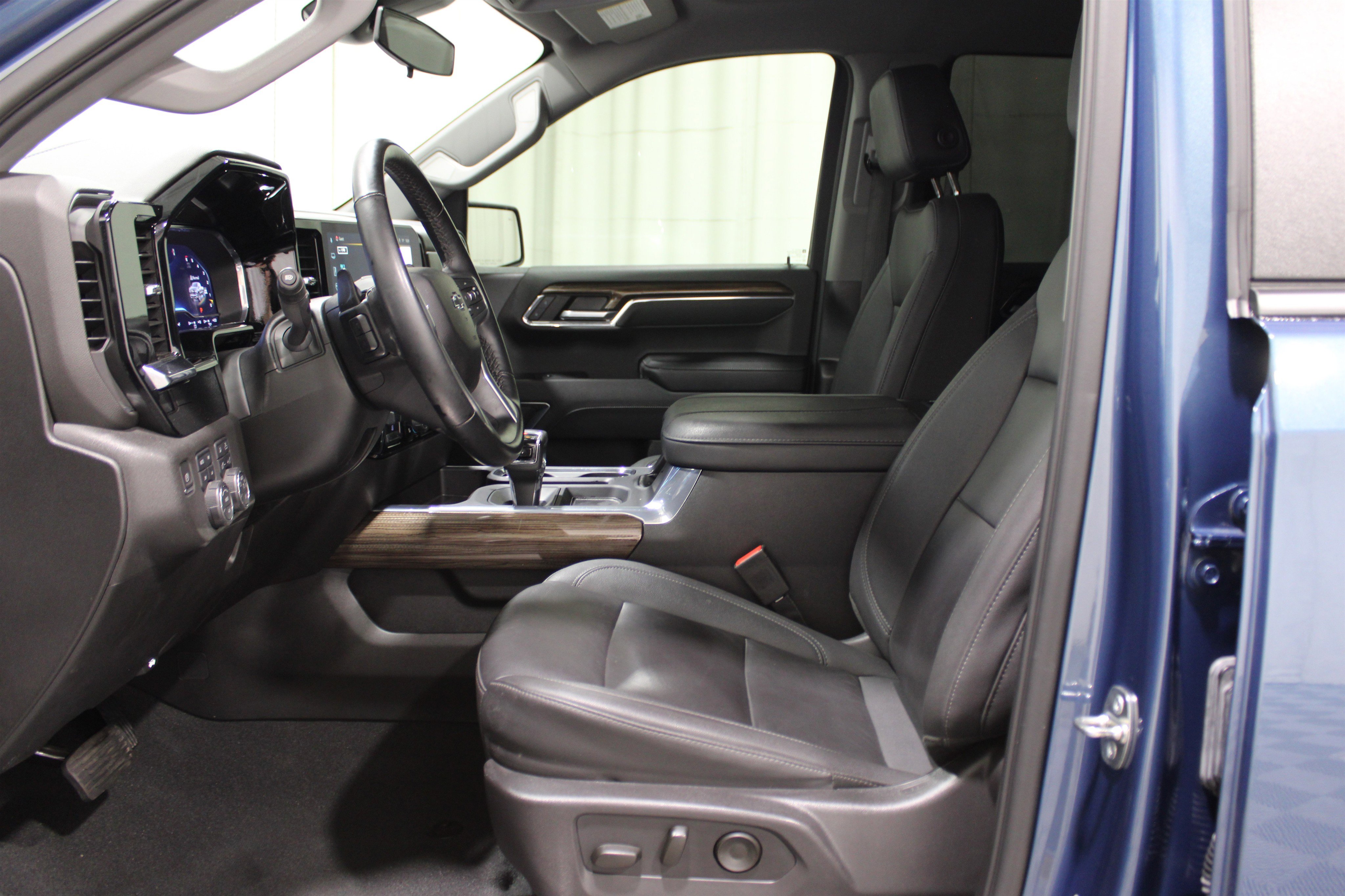 2024 Chevrolet Silverado 1500 RST photo 3