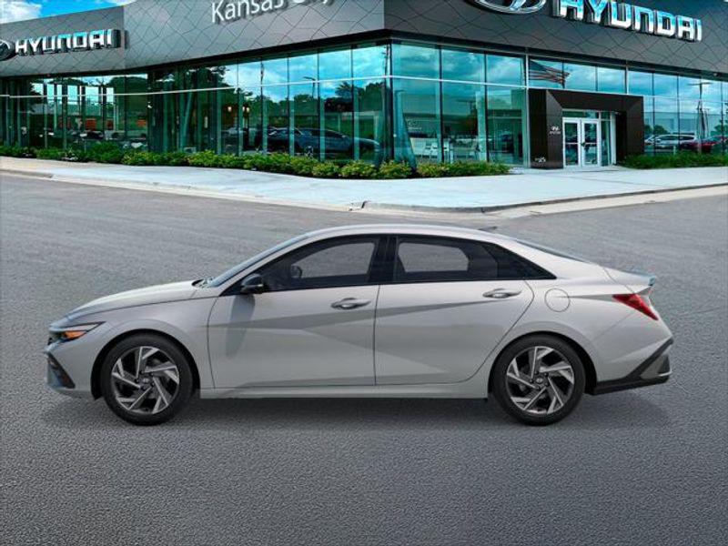 2025 Hyundai Elantra SEL Sport photo 3