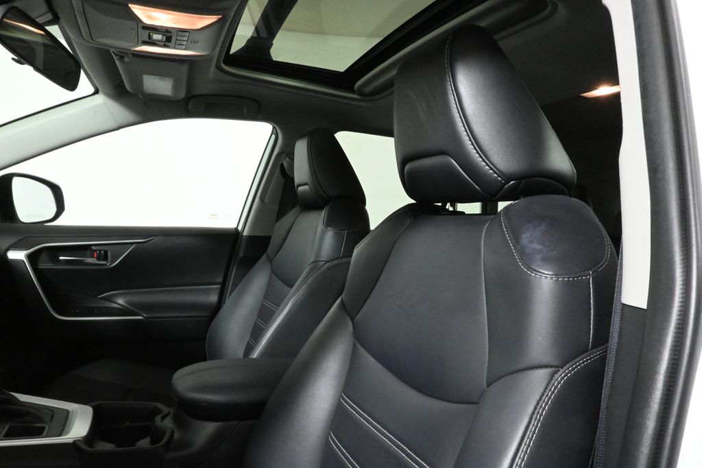 2021 Toyota RAV4 XLE Premium photo 3