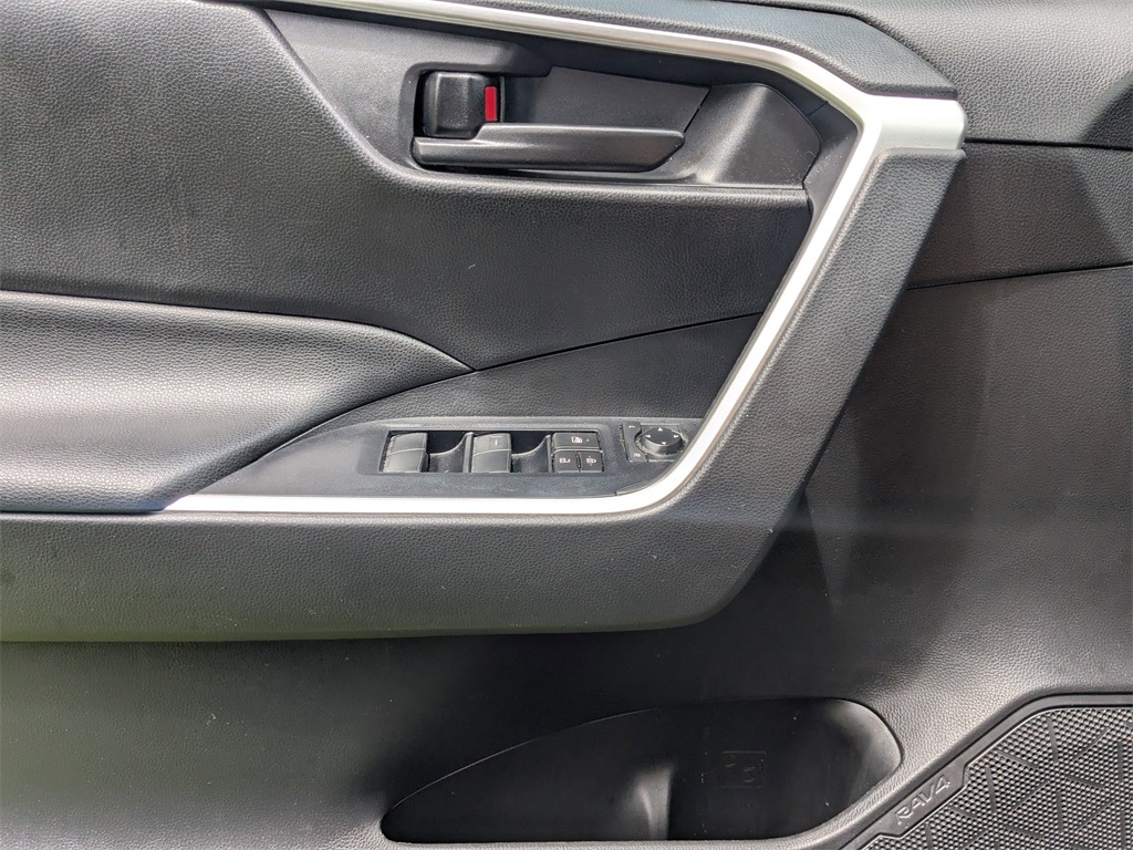 2021 Toyota RAV4 LE photo 22