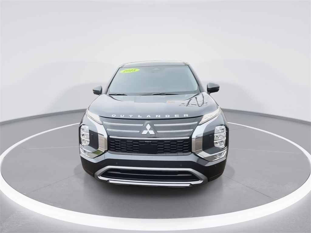 2025 Mitsubishi Outlander SE photo 3