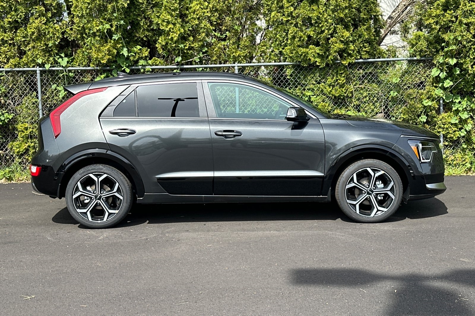 2025 Kia Niro EX Touring photo 2