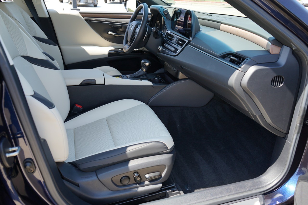 2025 Lexus ES 350 photo 15