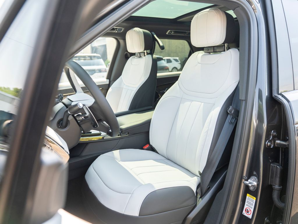 2025 Land Rover Range Rover Sport SE photo 18