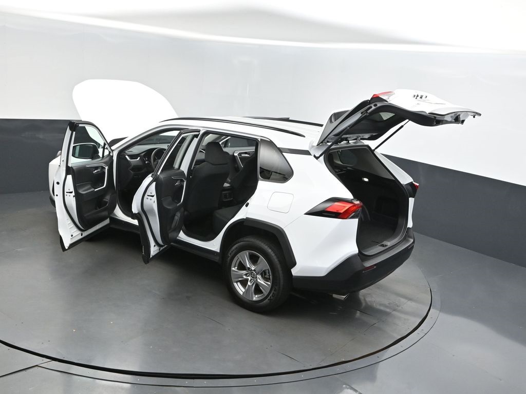 2022 Toyota RAV4 XLE photo 2