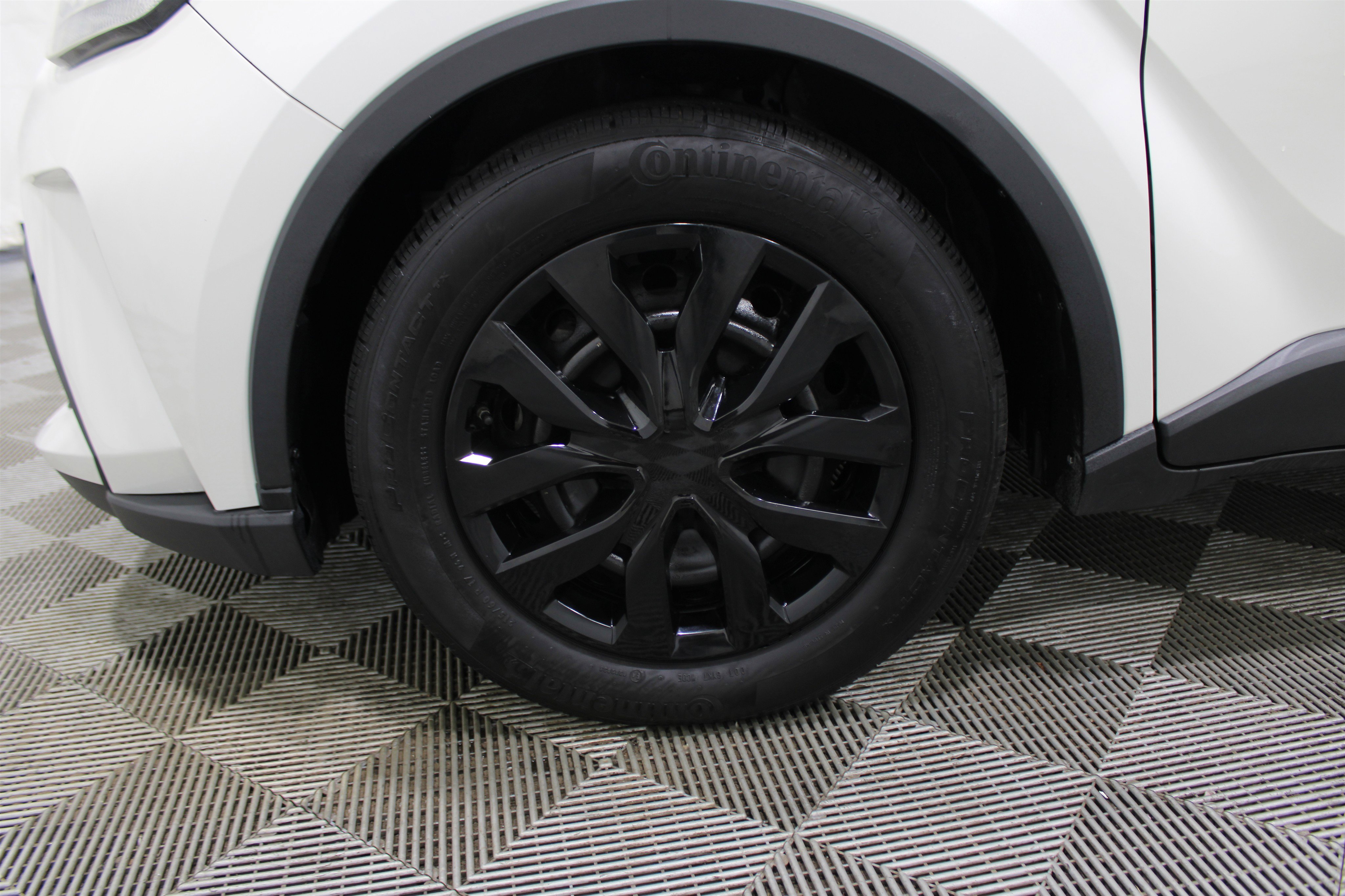 2020 Toyota C-HR LE photo 26