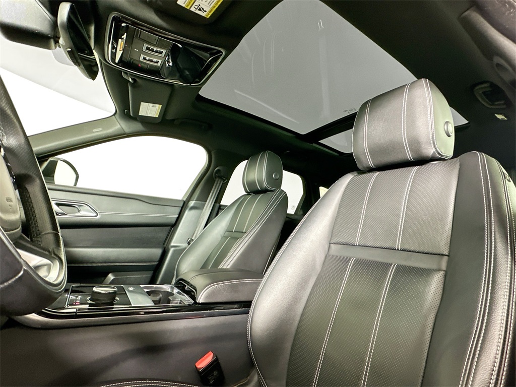 Used 2018 Fuji White Land Rover SE R-Dynamic image 16