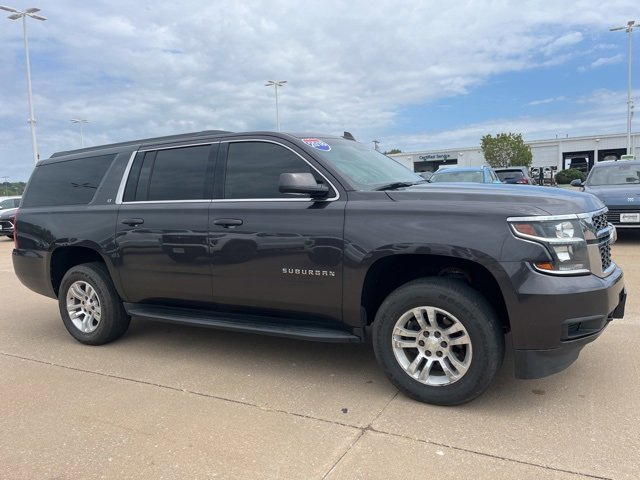 2018 Chevrolet Suburban LT photo 2