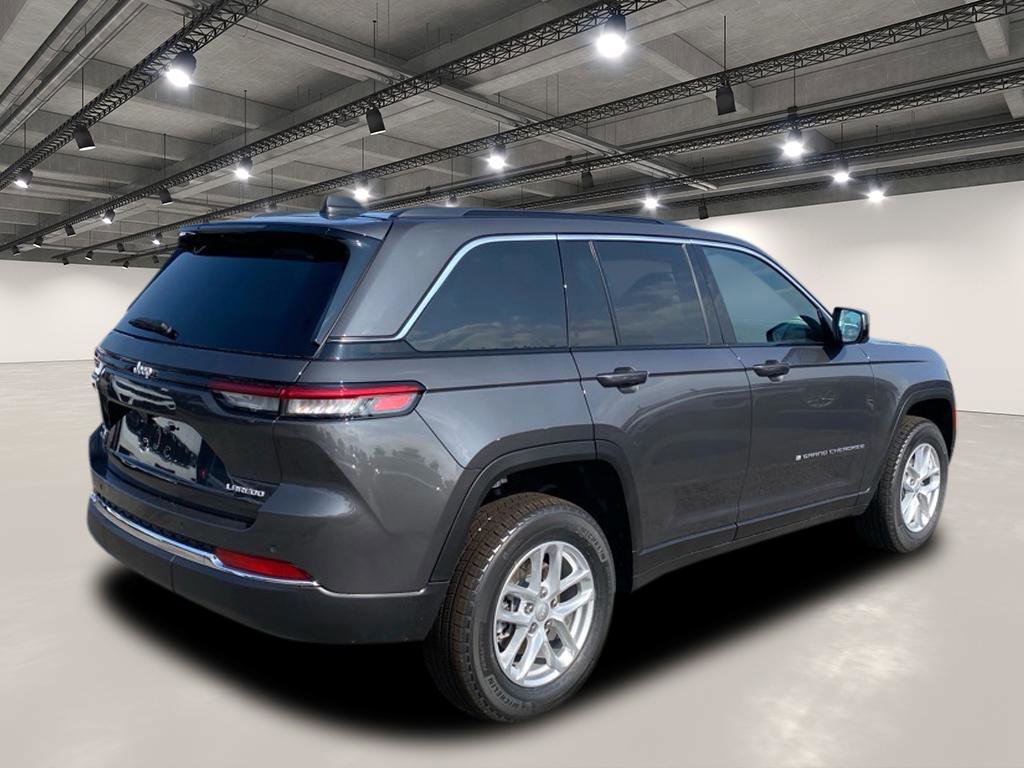 2025 Jeep Grand Cherokee Laredo photo 4