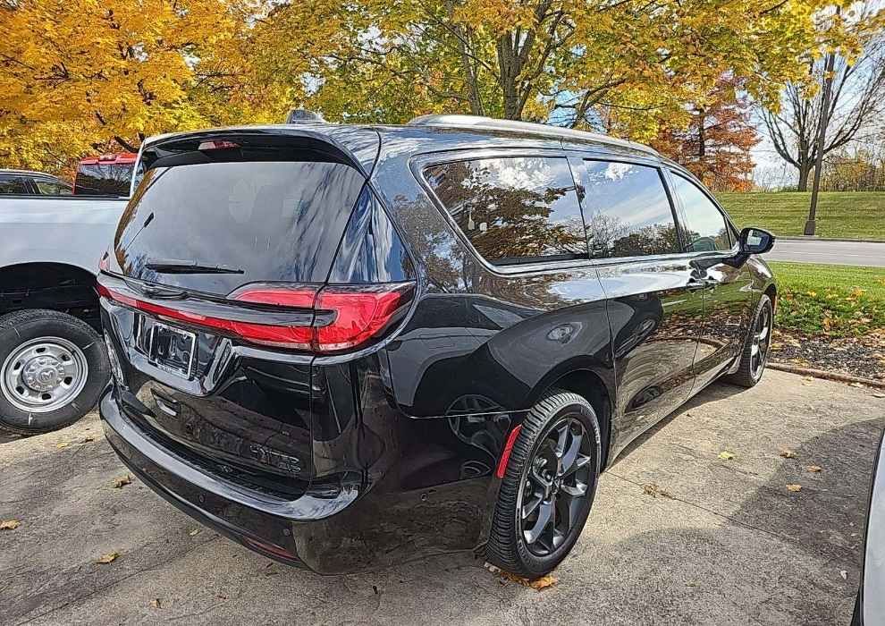 2021 Chrysler Pacifica Limited photo 2