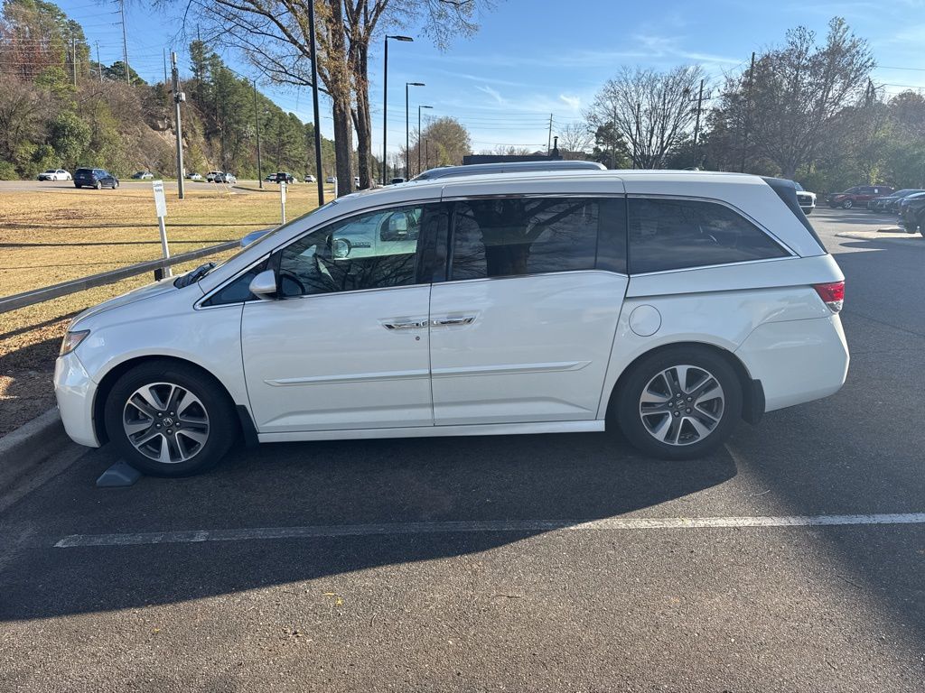2016 Honda Odyssey Touring photo 3