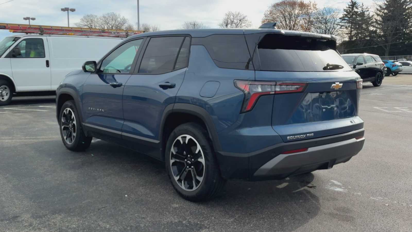 2025 Chevrolet Equinox LT photo 4