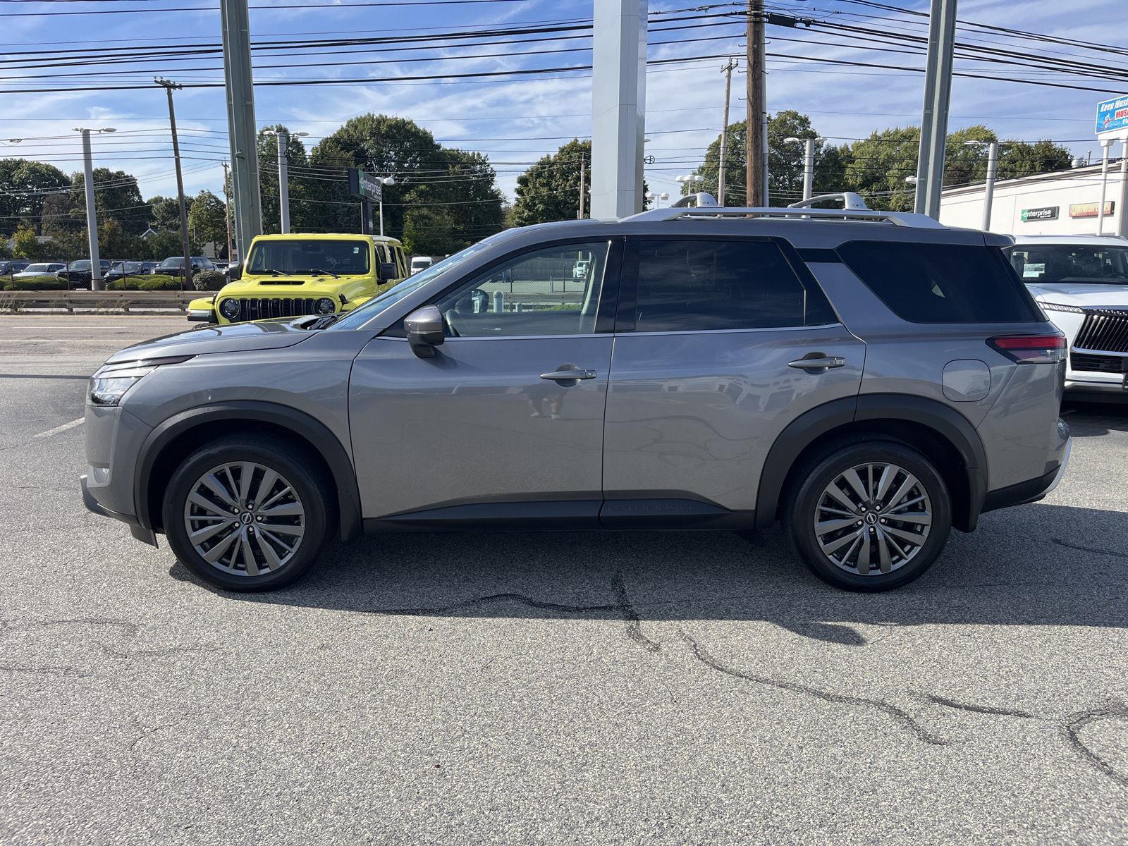 2024 Nissan Pathfinder SL photo 4