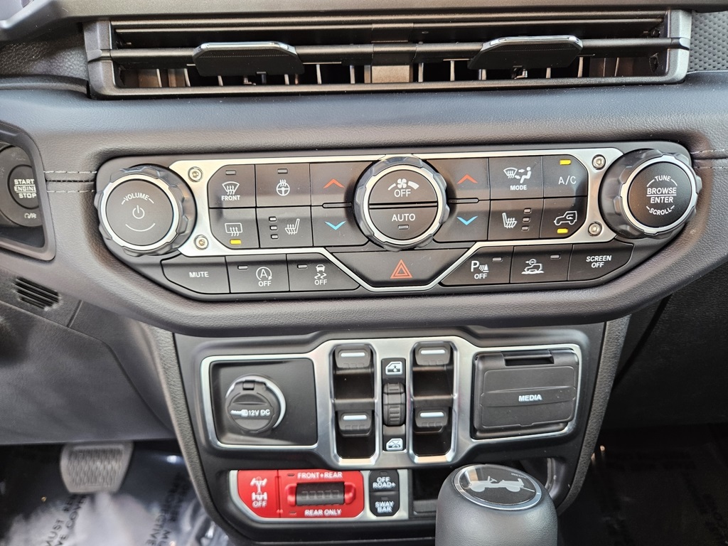 2024 Jeep Wrangler Rubicon X photo 21