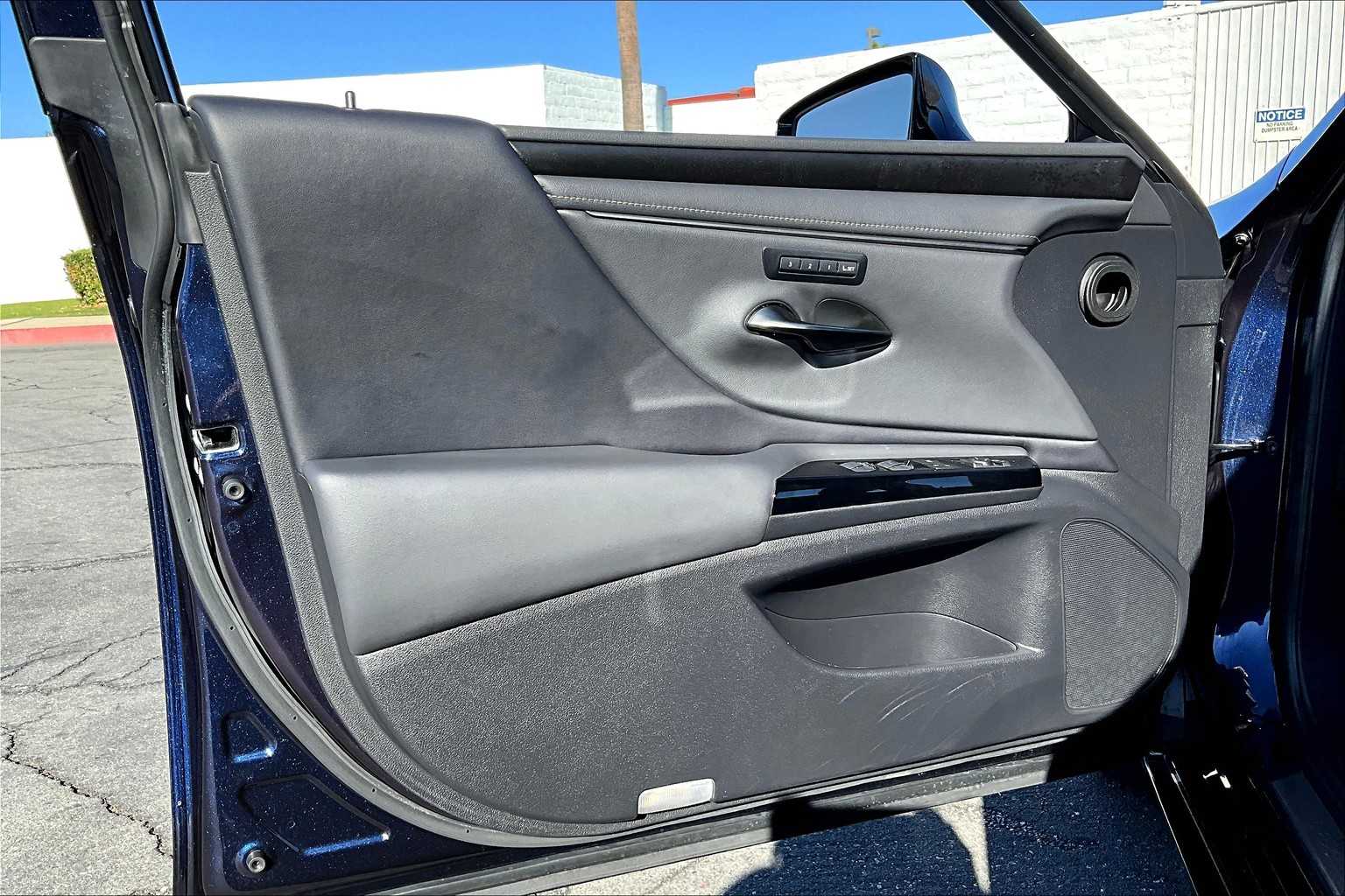 2023 Lexus ES 300h photo 17