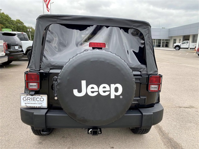 2012 Jeep Wrangler Sahara photo 4