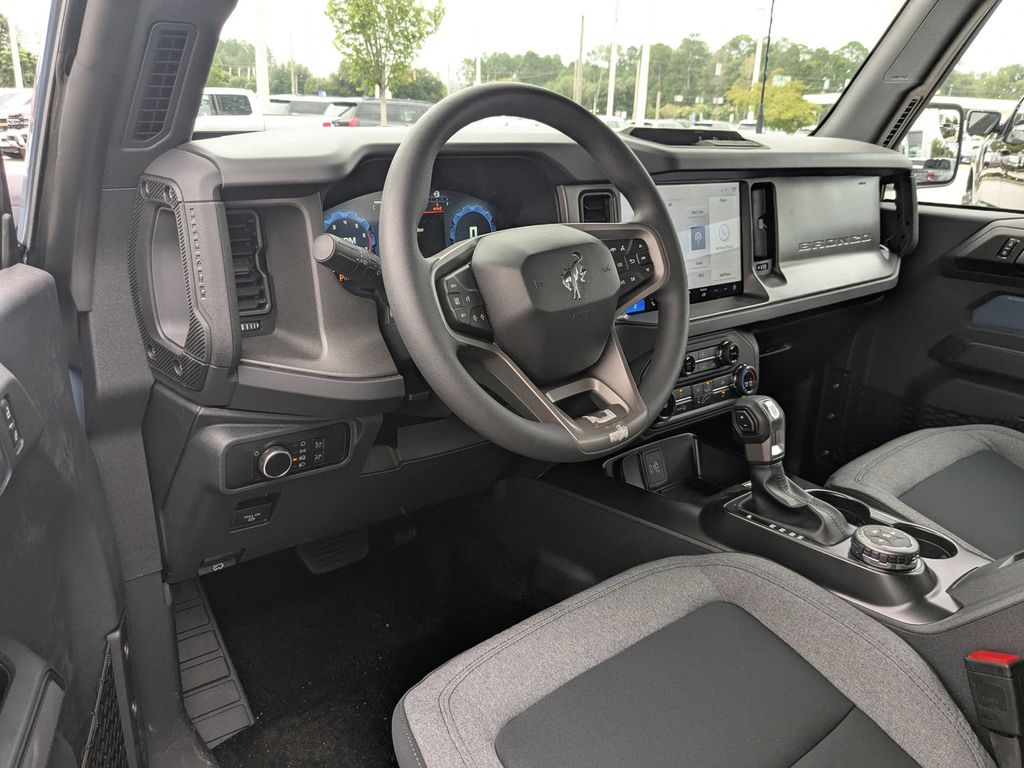 2025 Ford Bronco Base photo 17