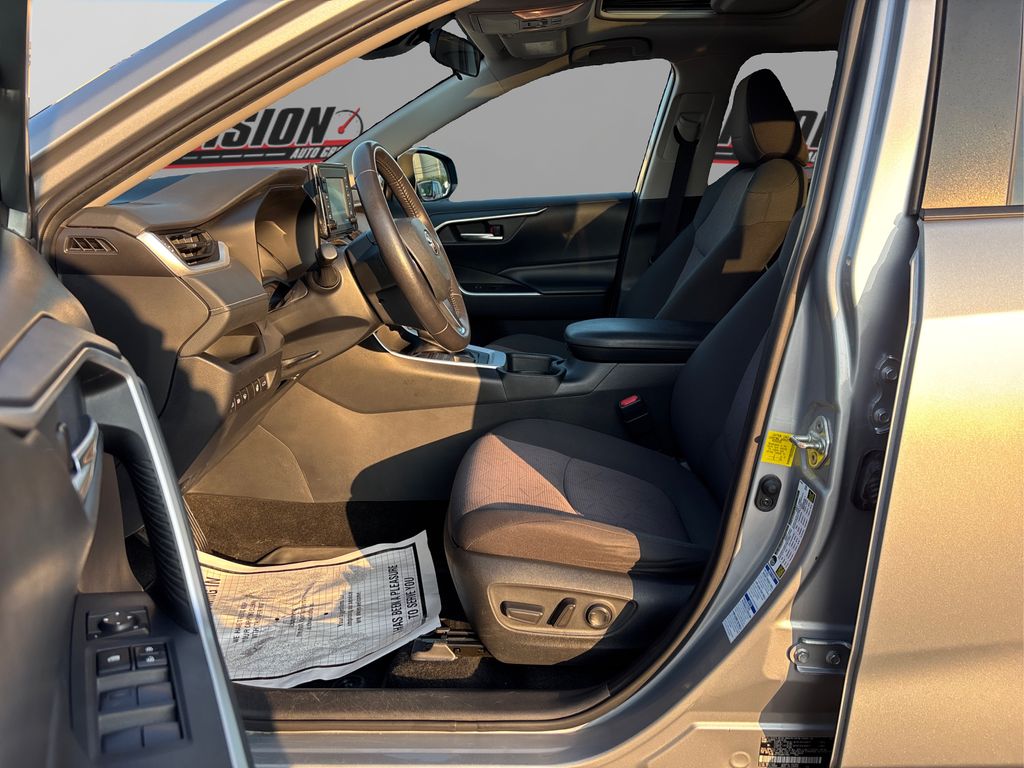 2019 Toyota RAV4 XLE photo 9