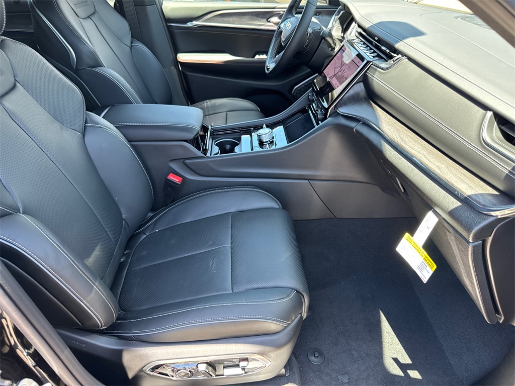 2025 Jeep Grand Cherokee Overland photo 14