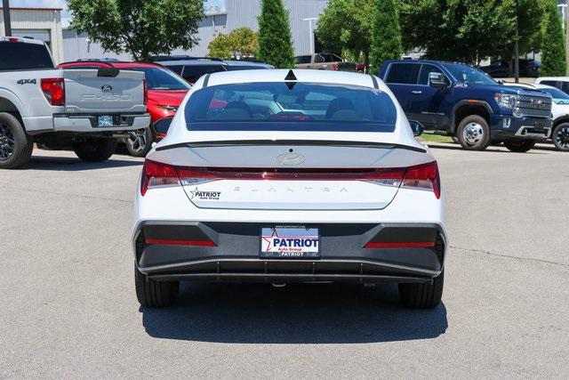 New 2025 White Hyundai SEL Sport image 4