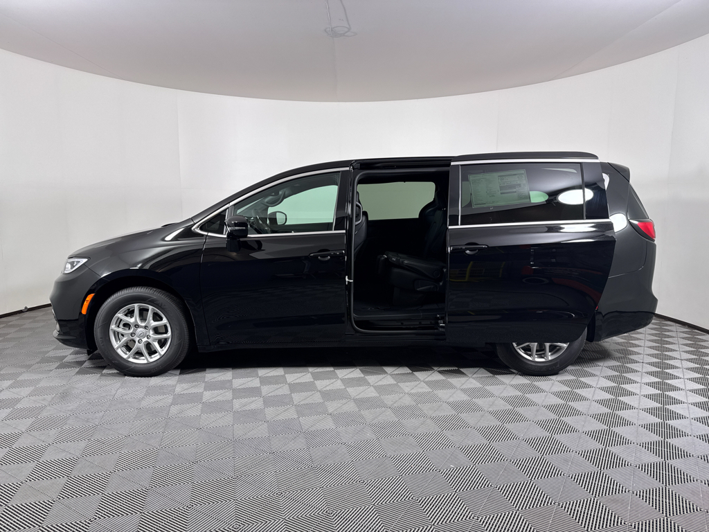2026 Chrysler Pacifica photo 3