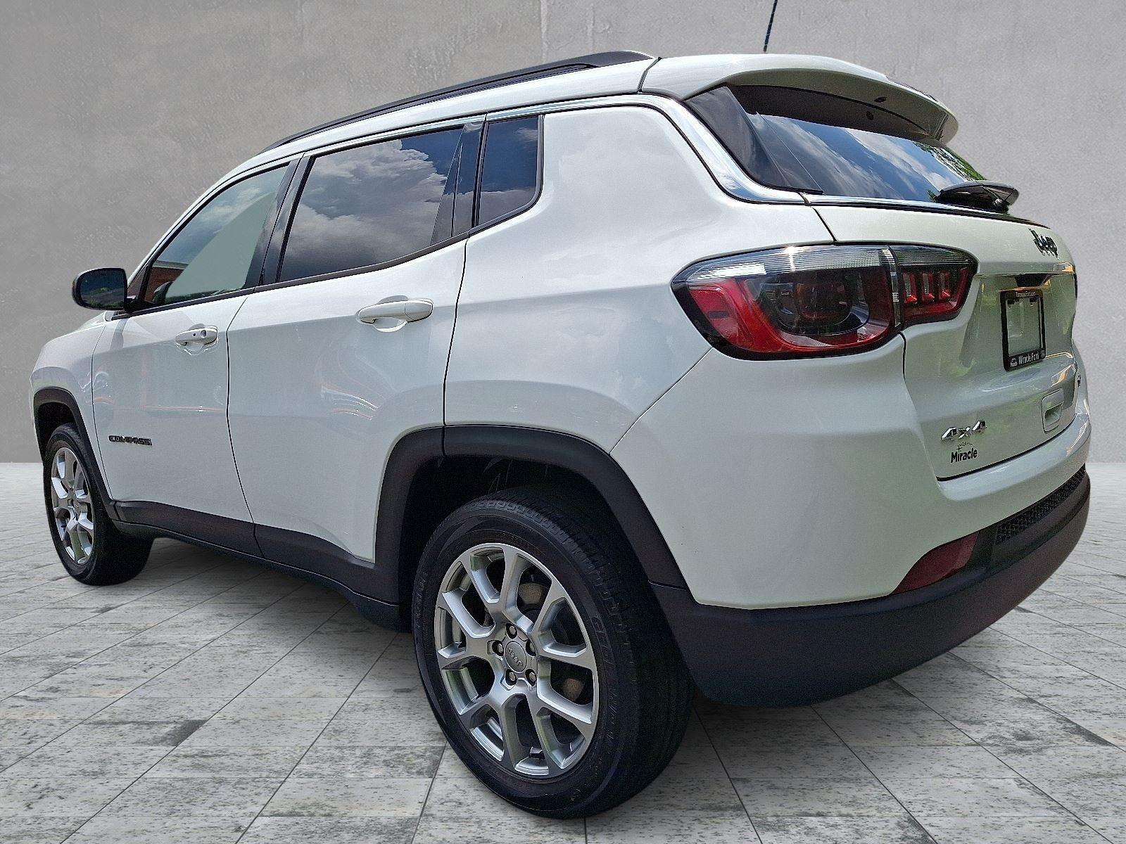 2023 Jeep Compass Latitude Lux photo 3