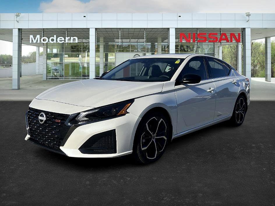 2025 Nissan Altima SR's photo