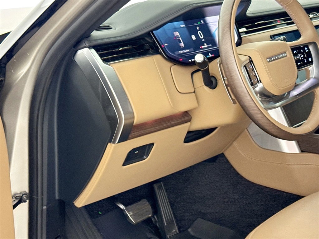 2025 Land Rover Range Rover SE photo 10