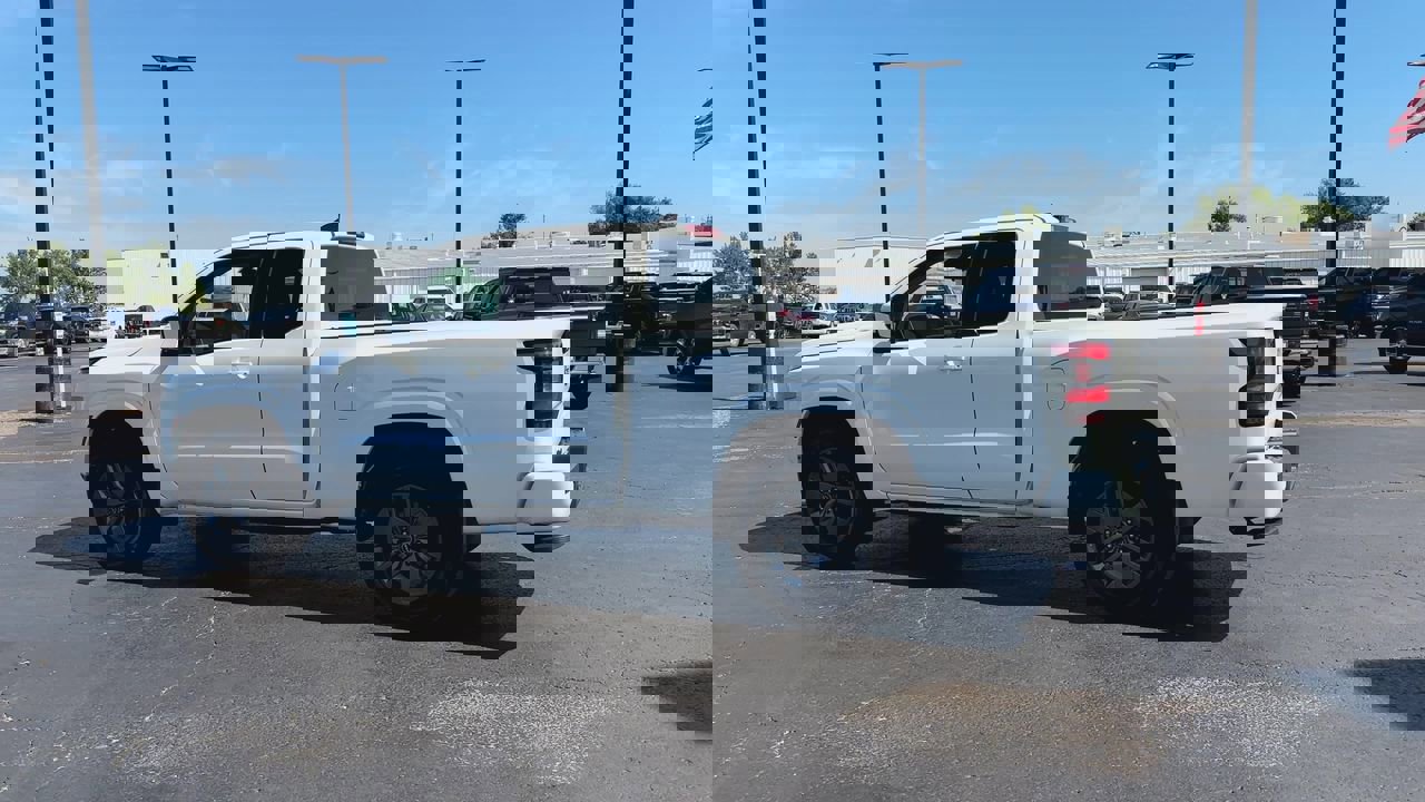 2022 Nissan Frontier SV photo 5